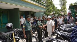 Menteri Pertahanan Prabowo Subianto menyerahkan bantuan 153 unit sepeda motor trail. (Dok. Tim Media prabowo Subianto)