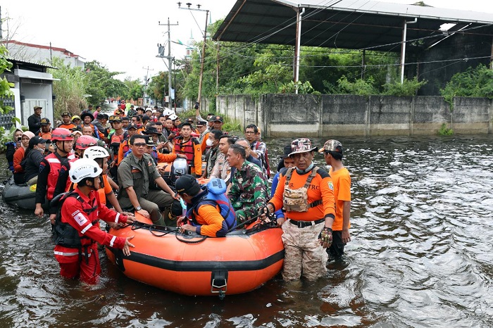 Kepala Badan Nasional Penanggulangan Bencana (BNPB) Letjen TNI Suharyanto saat mengunjungi Jawa Tengah. (Dok. BNPB)
